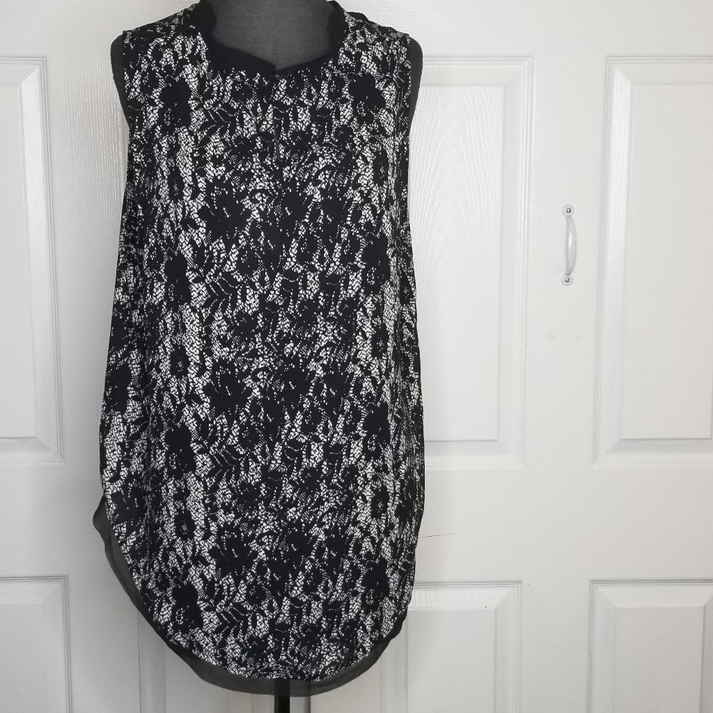 🎁5/$25 black and white sheer sleeveless tunic